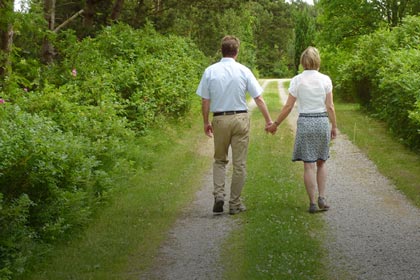 Paar auf einem Wanderweg - Hand in Hand, um den Grasstreifen zwischen ihnen zu überbrücken Paarberatung Ahrensburg
